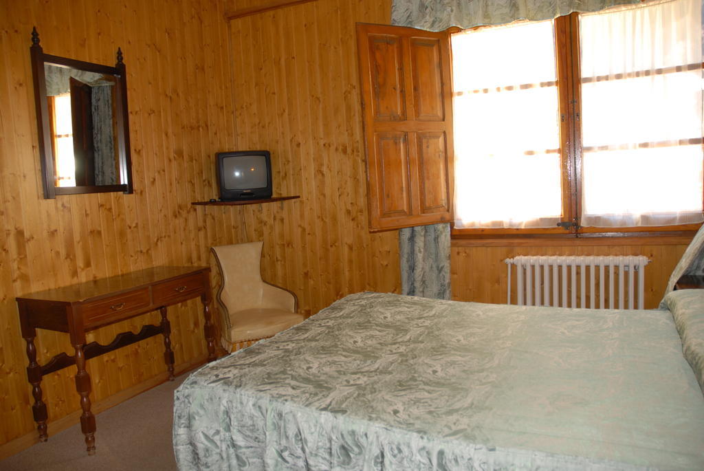 Hotel Europa Les Szoba fotó